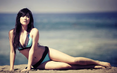Sexy Girl In Bikini On The Beach HD Wallpaper Free