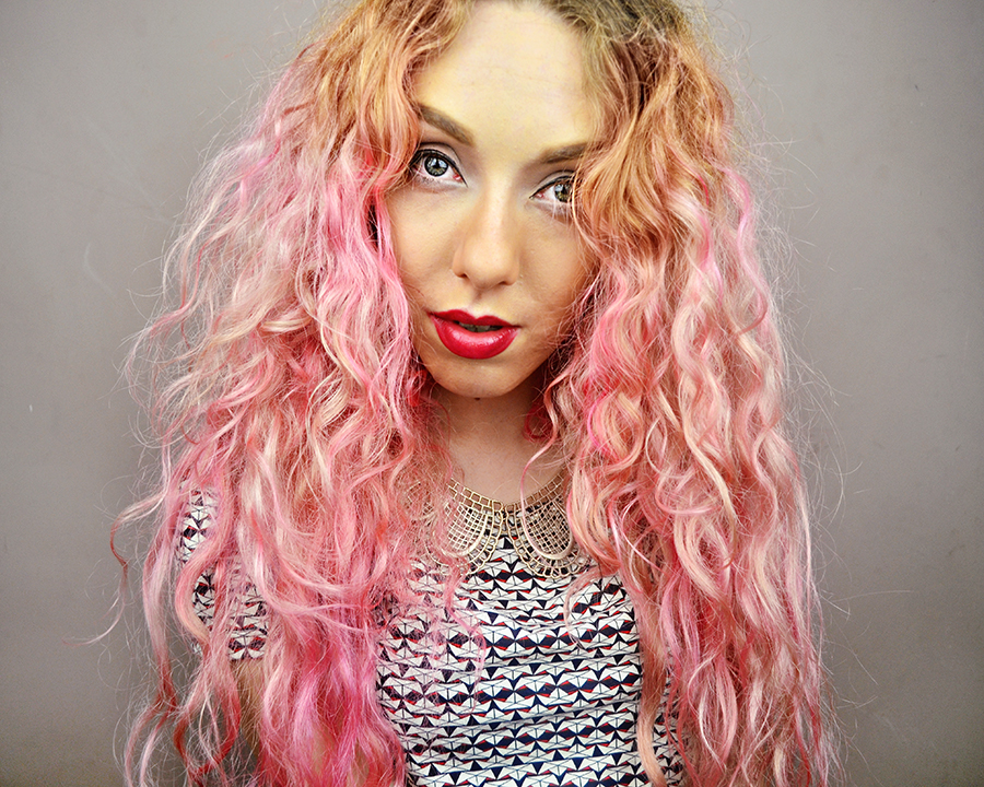 Stephi LaReine// UK Fashion & Lifestyle Blogger with pink hair// red lipstick, makeup for london fashion week, clarins, oceanic jewellery