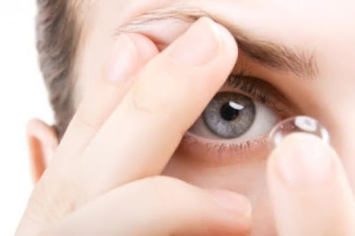 Cách chữa chứng viễn thị bằng cách đeo kính áp tròng