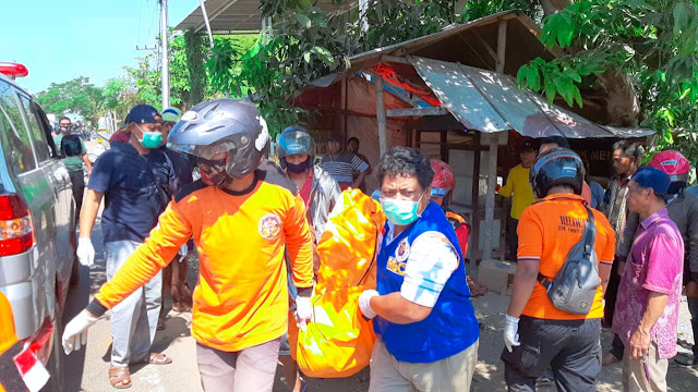 Mojokerto - Kecelakaan yang melibatkan mobil Toyota Avanza dengan dua motor terjadi di Jalan Modopuro, Mojosari, Mojokerto. Akibatnya, pasangan suami istri (Pasutri) asal Sidoarjo meninggal dunia di lokasi kejadian.  Kecelakaan ini terjadi Minggu (06/09/2020) sekitar pukul 12.50 WIB. Melibatkan mobil Avanza bernopol N 387 VH dan dua motor yang masing masing bernomor polisi S 2791 RZ dan W 5220 YP.  Imam Syafi’i (18), seorang saksi Mata mengatakan, kecelakaan maut ini berawal saat mobil Avanza bernopol N 387 VH yang dikendarai Murjito warga Desa Gajahbendo, Kecamatan Beji, Pasuruan melaju dari arah Kota Mojokerto melaju ke Mojosari.  Sesampainya di lokasi, diduga sopirnya mengantuk hingga kendaraannya tak terkontrol dan melaju di jalur kanan. Saat itulah, menabrak dua motor yang masing-masing dikendarai oleh satu orang dan satu lagi berboncengan.  “Mobilnya ini tadi dari arah Kota ke Mojosari, tiba-tiba berpindah haluan ke jalur lawan. Kemungkinan ngantuk atau apa saya kurang faham. Yang jelas tadi ada dua motor yang terlibat, satu motor hanya dikendarai satu orang dan satu motor lagi dikendarai oleh empat orang. Kemungkinan satu keluarga,” ujarnya.  Akibat kejadian tersebut, dua orang meninggal dunia di lokasi kejadian.   “Tadi ada yang selamat, dua anak anak kemungkinan anak dari dua orang yang meninggal dunia, sedangkan satu lagi juga selamat, semuanya sudah dievakuasi ke rumah sakit,” ujarnya seperti yang dikutip dari Suara Mojokerto.  Dari data yang diperoleh di lapangan, dua orang yang meninggal merupakan pasangan suami istri (Pasutri) keduanya yakni Sri Murtini dan Samsuri warga Dusun Prumpon, Desa Suruh, Kecamatan Sukodono, Sidoarjo.  Sedangkan dua anak kecil yang masing masing masih diperkirakan berusia 2 sampai 4 tahun diketahui adalah anaknya. Keduanya anak ini selamat dan kini tengah menjalani perawatan di Rumah sakit Sido waras, Kecamatan Bangsal, Kabupaten Mojokerto.  Sementara itu, supir Avanza Murjito mengaku, saat perjalanan dirinya melaju di jalur kiri, namun sesampainya di lokasi mobil yang dikendarainya mengalami selip.  “Saya gak ngantuk kok, yang saya ingat tadi mobil saya ini selip kemudian saya banting setir ke kanan dan menabrak kendaraan yang dari timur. Seingat saya seperti itu, tapi tidak tau lagi kalau ada saksi lain yang mengetahui,” tandasnya.  Hingga berita ini ditulis, belum ada keterangan resmi dari pihak kepolisian. Kanit Laka satlantas Polres Mojokerto IPDA Wihamdoko saat berusaha di konfirmasi belum memberikan penjelasan. (Jayak)