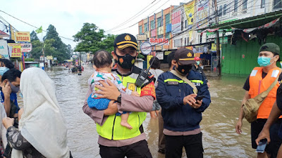 Personel TNI-Polri Turun Langsung Bantu Korban Banjir