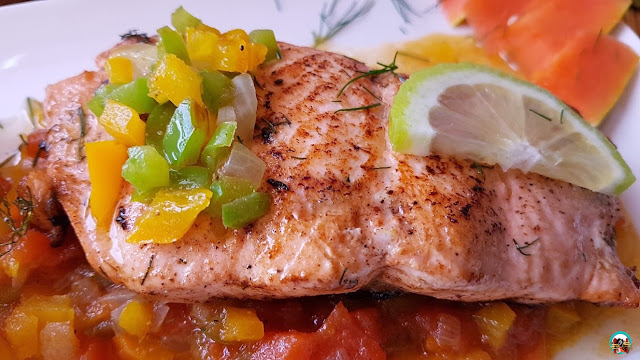 Salmón con salsa de papaya