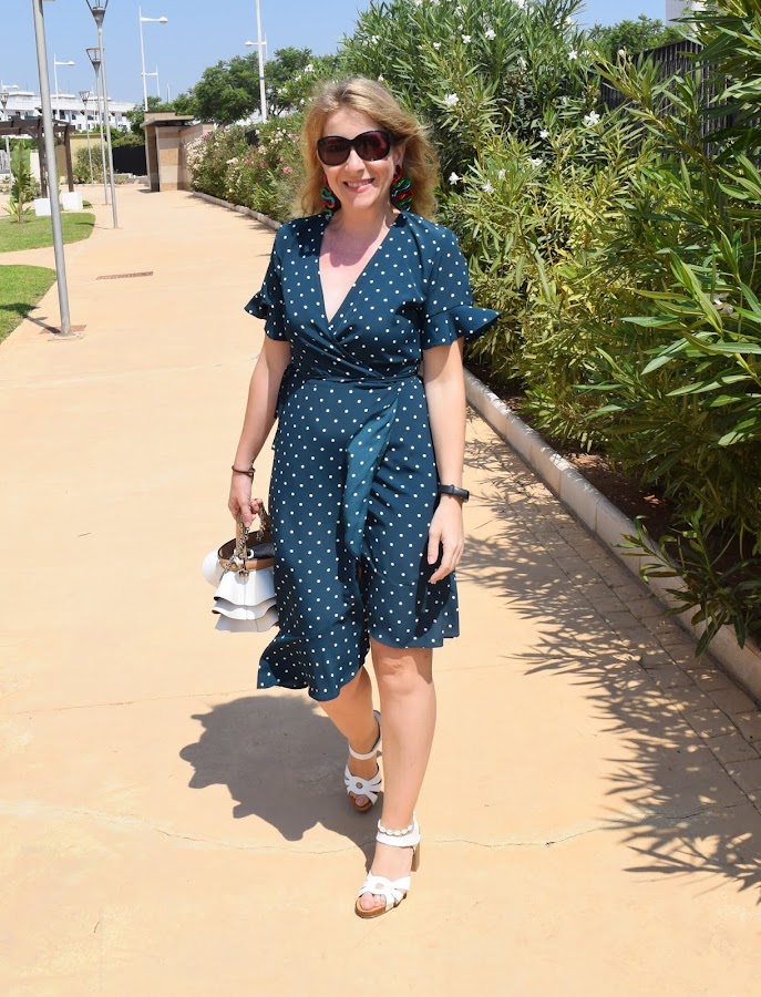 Cómo_combinar_un_vestido_de_lunares_y_volantes