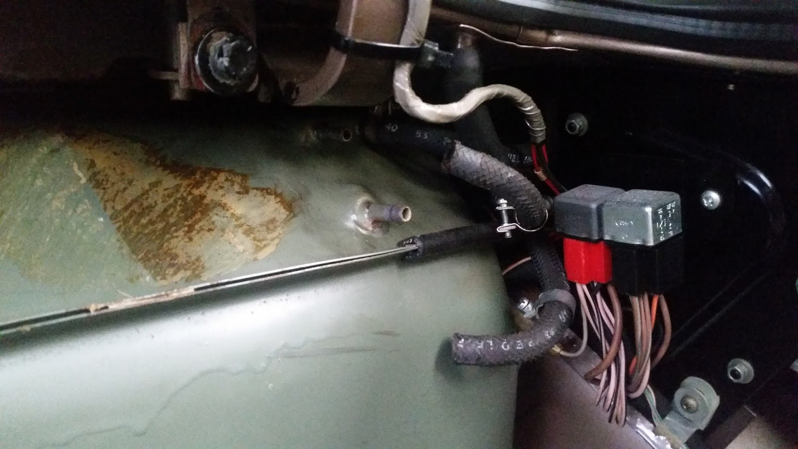 Jaguar XJS Main gas tank removal and cleaning
