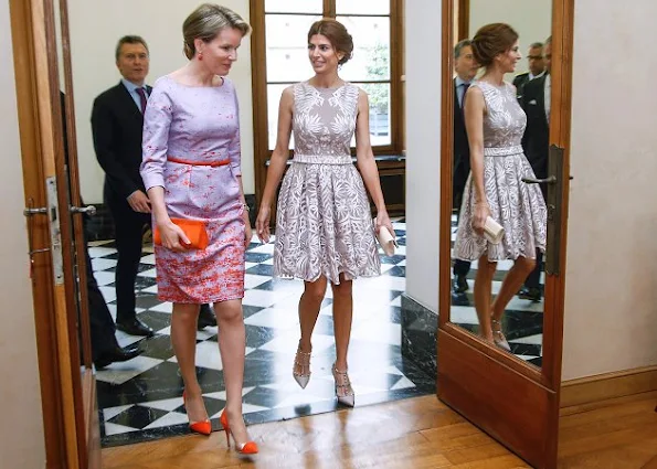 Queen Mathilde welcome President Mauricio Macri and Juliana Awada. Style, Fashions, wore dress, pumps, shoes