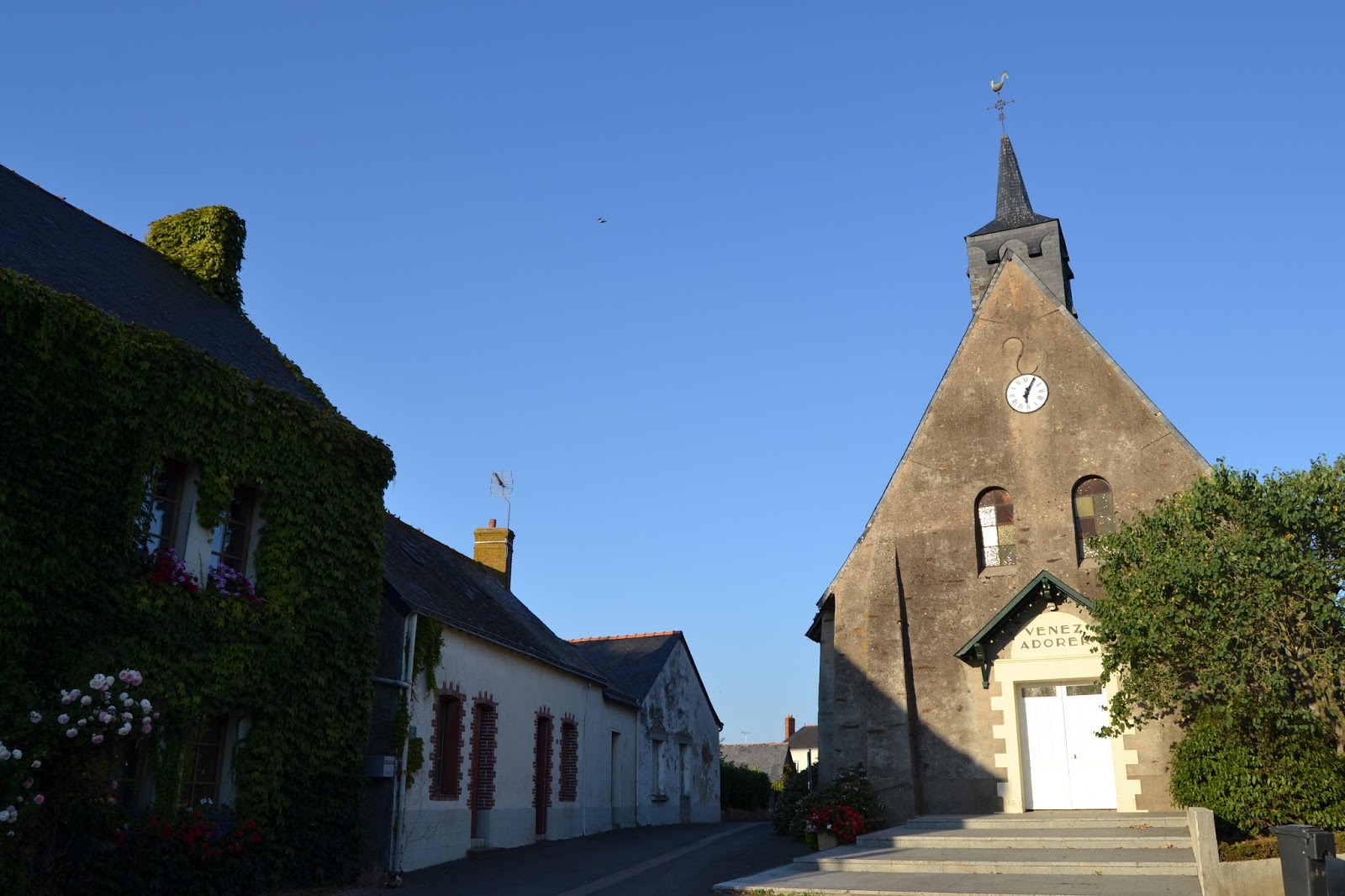 SaintSigismond L'église SaintSigismond et le lavoir