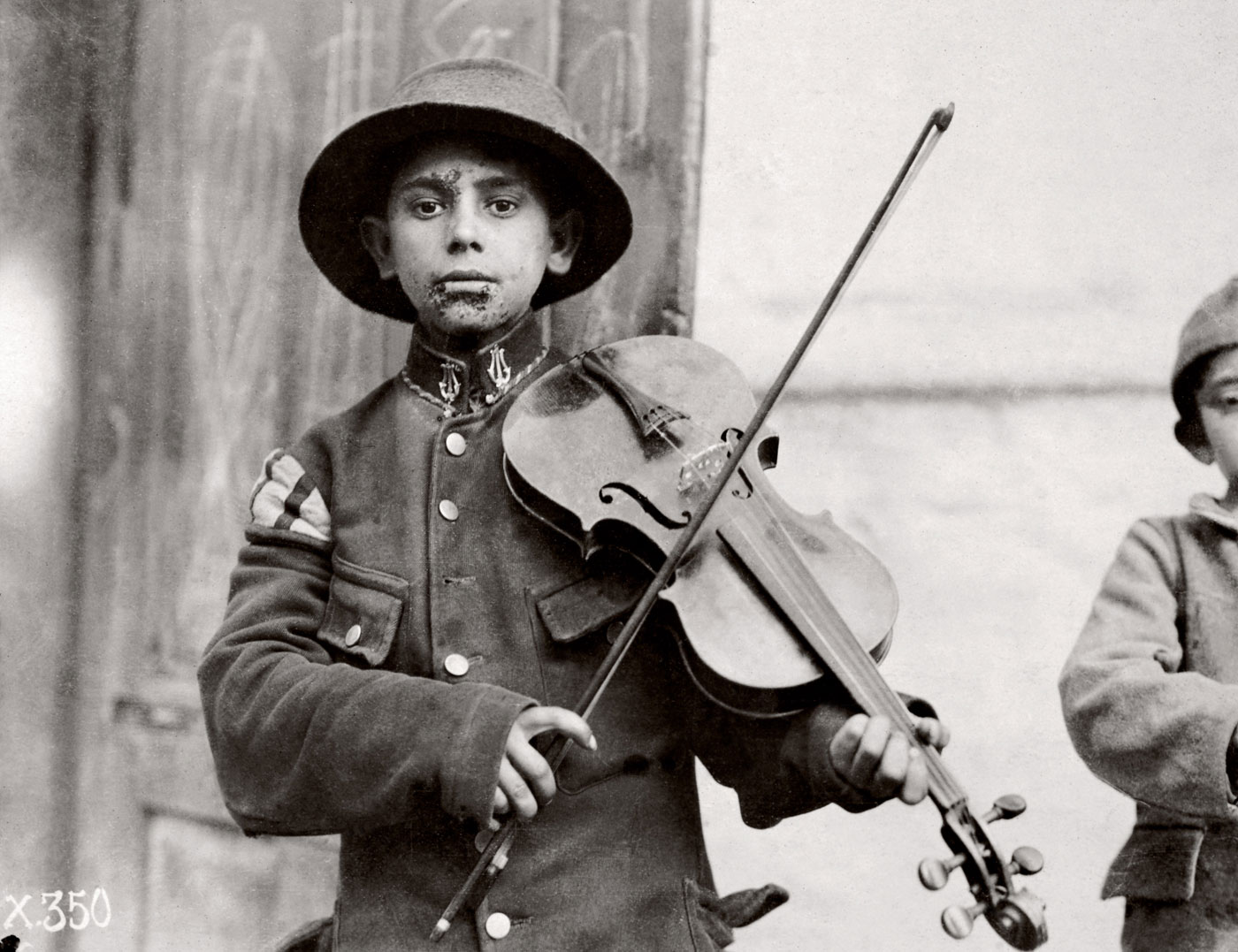 скрипачи вов. скрипач 19 века. 7 симфония шостаковича фильм. музыканты на войне 1941-1945. скрипачи вов.