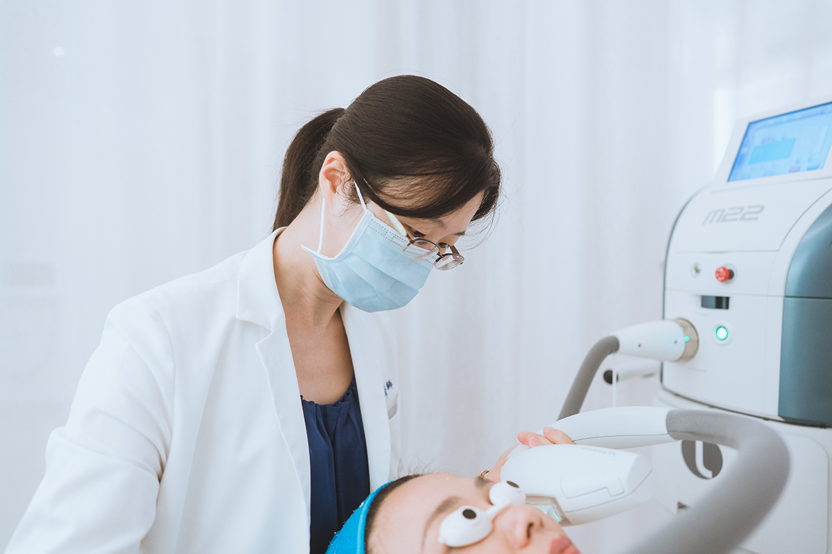 09-紅色痘疤怎麼消?擦藥、雷射、還是不管它? 新竹彩衝光M22彩衝光紅色痘疤ptt紅痘疤多久藥膏雷射消不掉紅痘疤dcard黑痘疤林亮辰皮膚專科診所