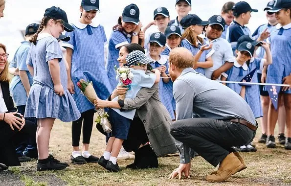 Meghan Markle wore Serena Williams Collection Boss Oversized Blazer and Maison Kitsune Oxford Fox Embroidery Classic Shirt, Outland Isabel Jeans