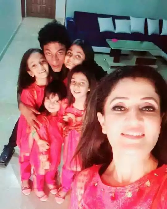 Beautiful Family Pictures of Adnan Shah Tipu With His Wife And Kids