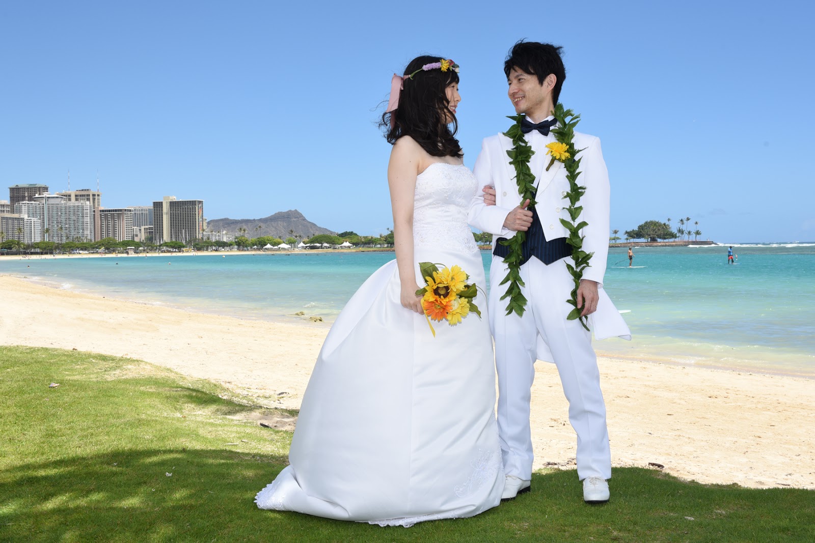 Honolulu Weddings Honolulu Beach Wedding Photos Just Married
