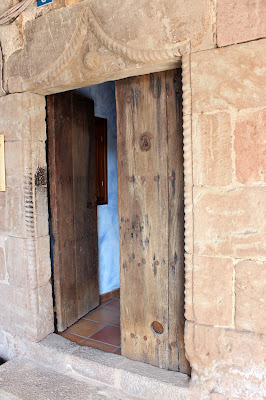 Portadas con detalles de cordón en Santa Pau-Gerona