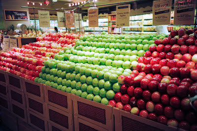 Органические овощи и фрукты | 20 психологических и маркетинговых уловок, которые заставляют нас покупать больше в магазинах