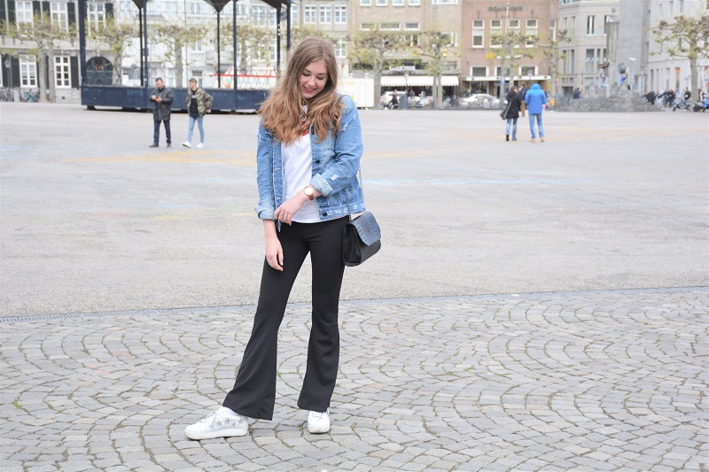 outfit met flared pants