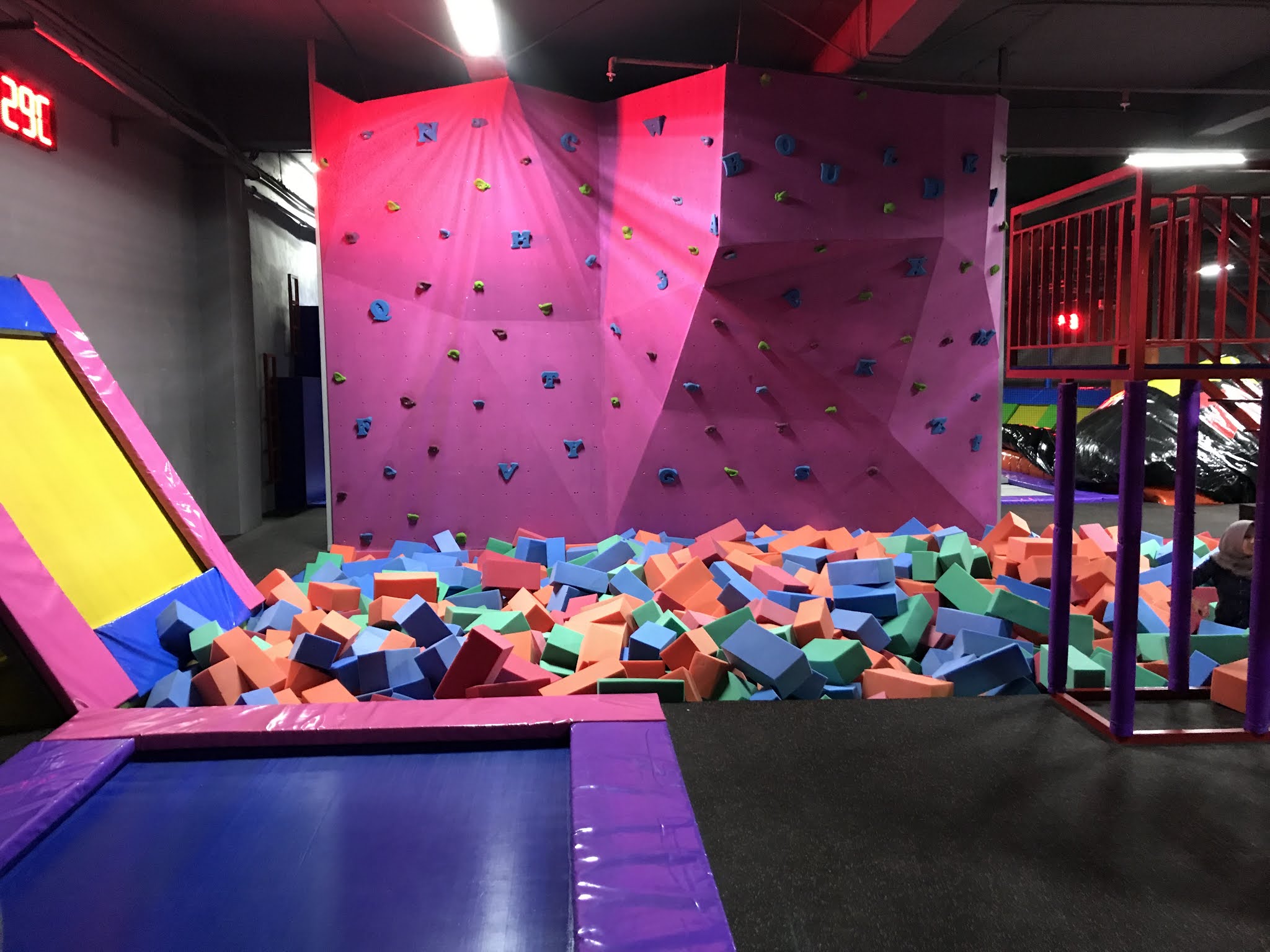 BOULDER TRAMPOLINE OFFICIAL Trampolin Park