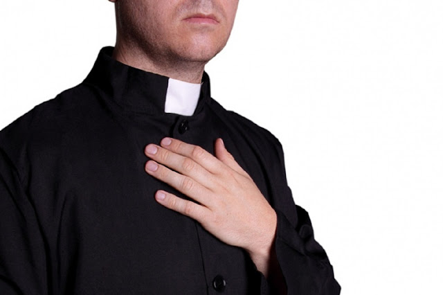 Колоратка: зачем католические священники носят белый «ошейник»