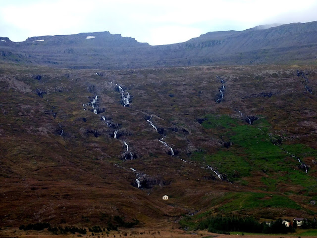 pequeñas cascadas durante la ruta en Islandia