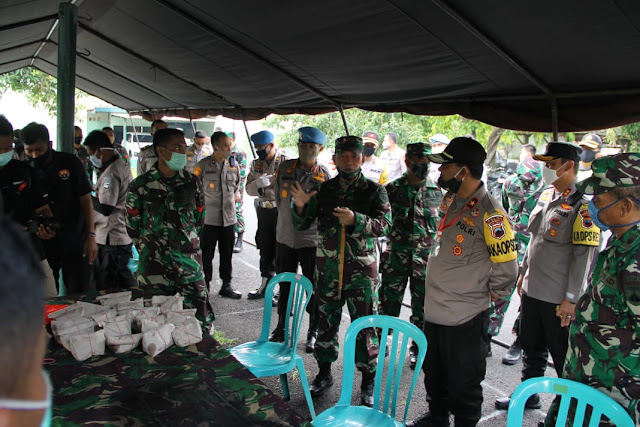 Danrem Solo Dan Wakapolda Jateng Kunjungi Dapur Umum TNI-Polri Siaga Covid-19 Kodim Sragen Danrem Solo Dan Wakapolda Jateng Kunjungi Dapur Umum TNI-Polri Siaga Covid-19 Kodim Sragen