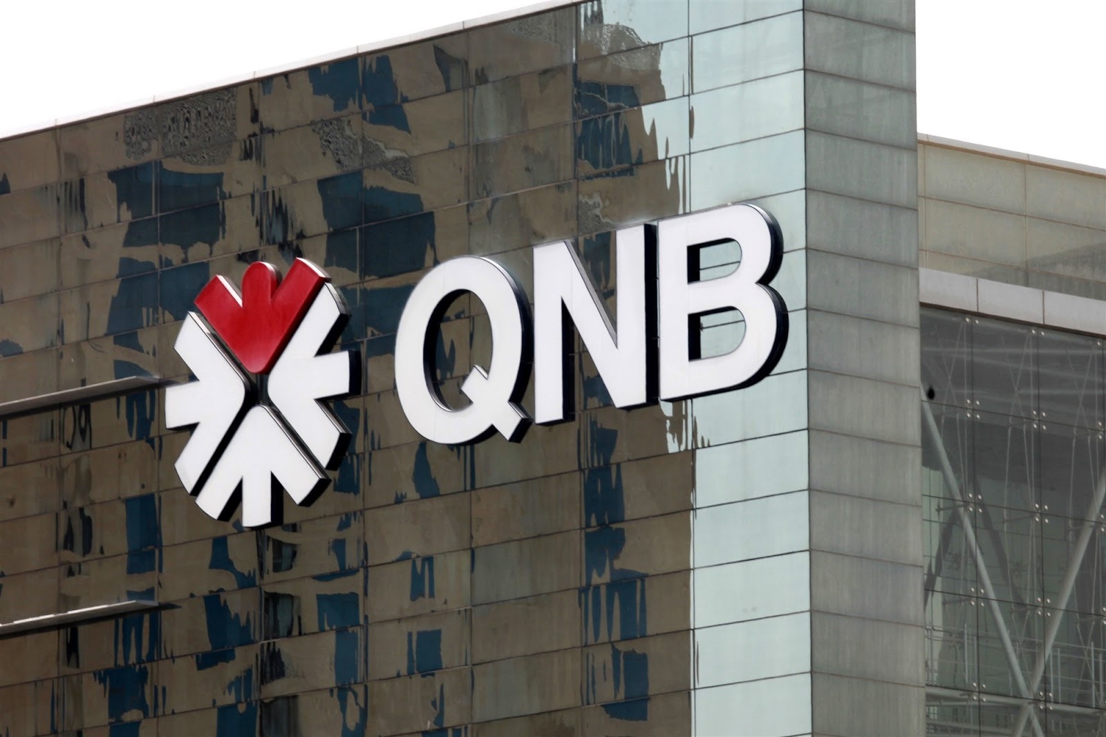 فروع ورقم خدمة عملاء بنك QNB كيو أن بي الخط الساخن 2021