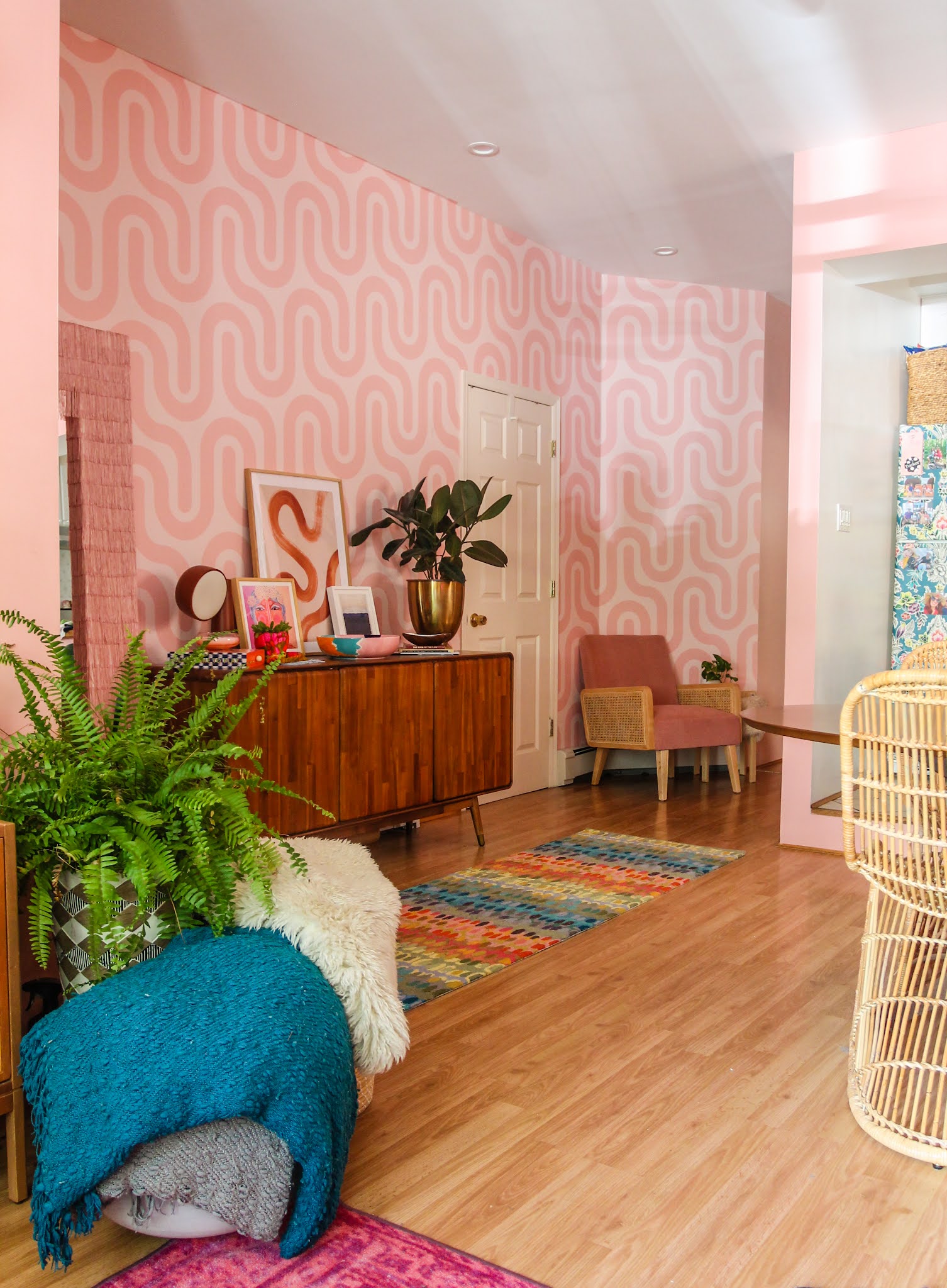 wallpaper ideas // colorful homes // maximalist home decor // pink home decor // retro home decor // retro wallpaper ideas // entryway decor // entryway ideas // small space decor ideas // maximalist homes