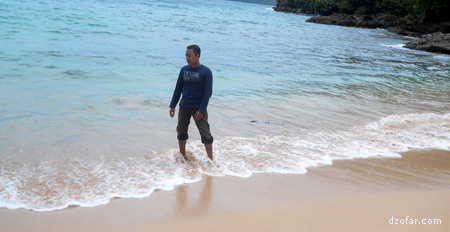 Danu bermain air di pantai karanggongso Trenggalek