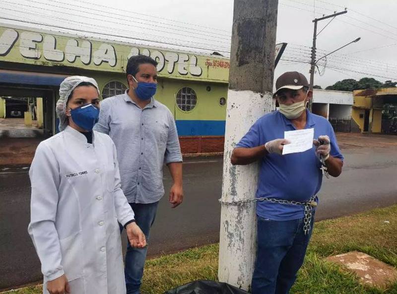 Paraguaio acorrentado em poste não tem coronavírus