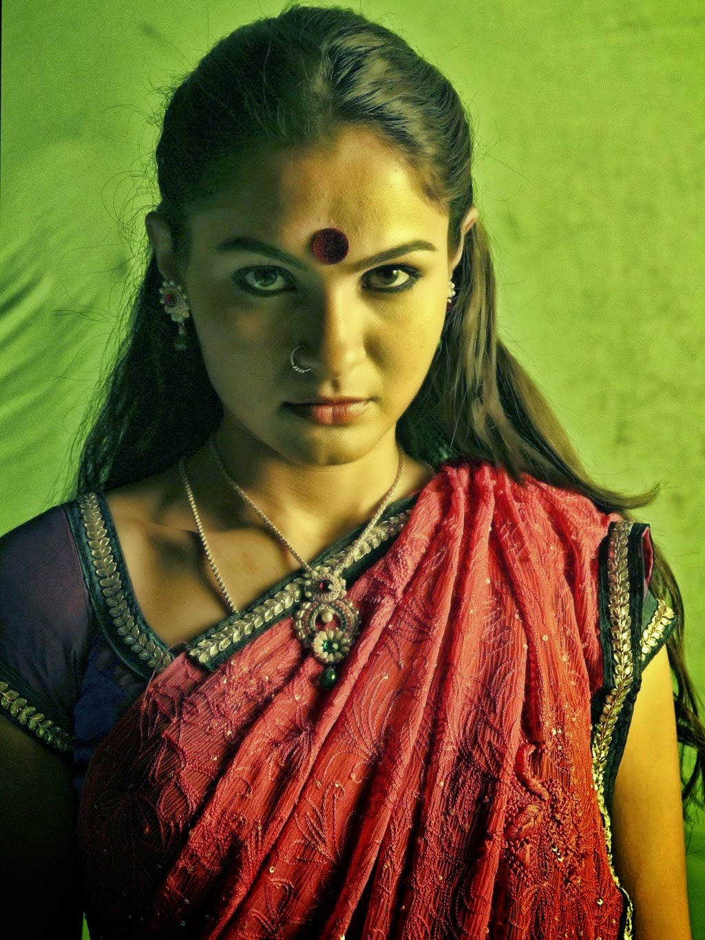 Aranmanai Movie Stills and Posters - Tolly Cinemaa Gallery