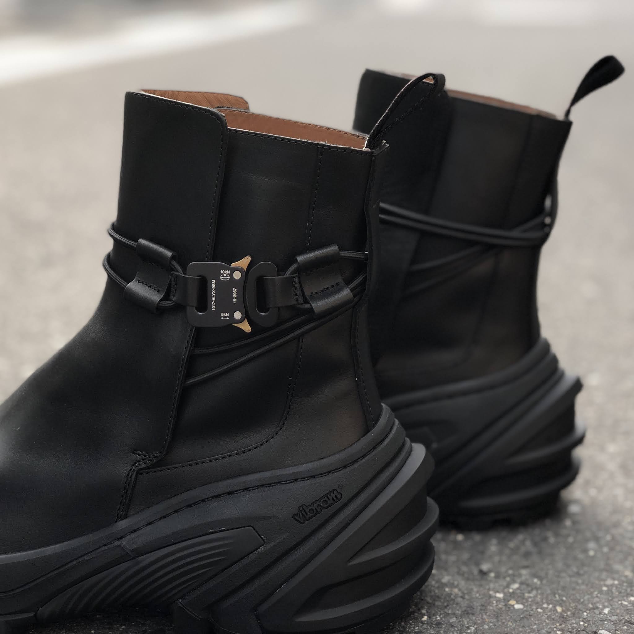 1017 ALYX 9SM バックルレザーチェルシーブーツ 黒