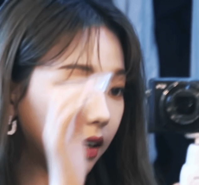 셀캠 찍는 카리나 - 꾸르