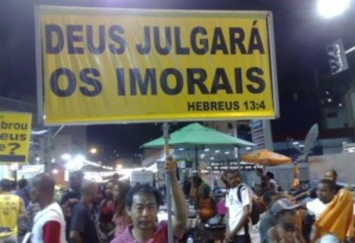 Evangelismo con carteles durante Carnaval de Brasil