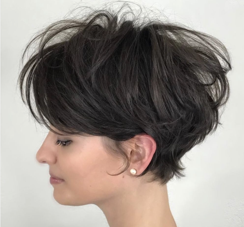 стрижка пикси боб каре с челкой. стрижка волос пикси боб. стрижка волос пикси боб. стрижка пикси-боб на средние с челкой. боб пикси каскад.