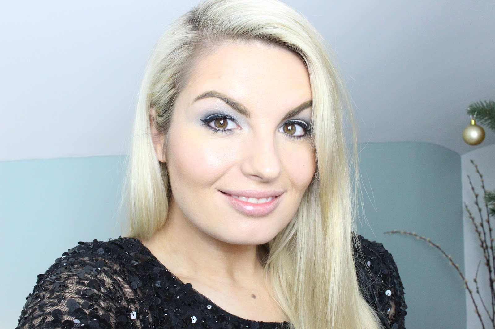 10 Minute Christmas Party Makeup Look