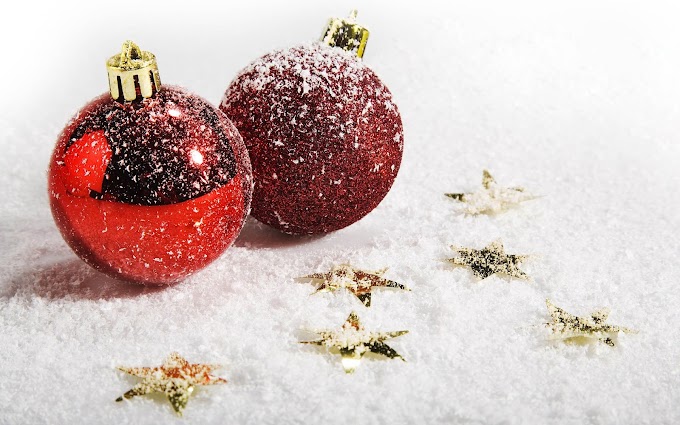 Kerst wallpaper met rode kerstballen