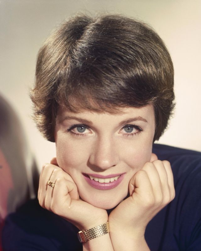 20 Beautiful Color Photos of Julie Andrews in the 1950s and 1960s