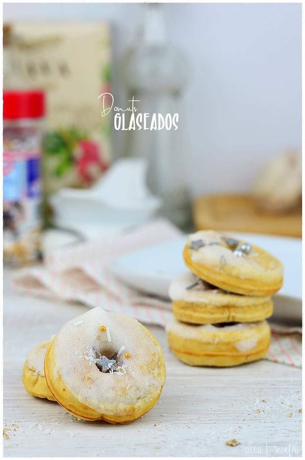 glasear unos donuts o donetes.