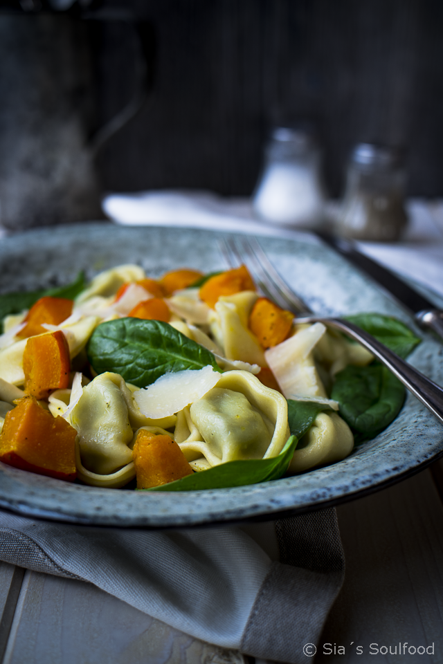 sia´s soulfood foodblog: Tortelloni mit geröstetem Kürbis und Spinat