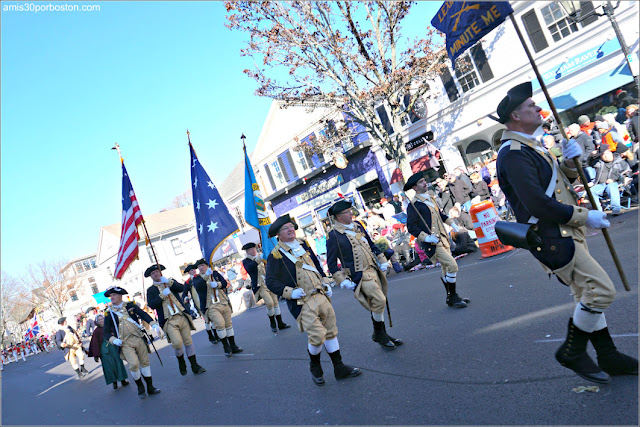 Lexington Minutemen en el Desfile de Acción de Gracias de Plymouth 