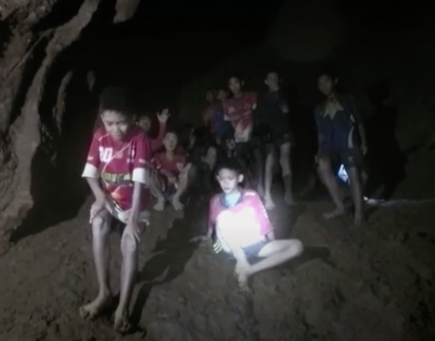 спелеологи в пещере. спасение мальчиков из пещеры в таиланде. команда пещера. пещера кхао луанг трагедия. команда пещера.