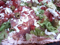 Pizza cu salata verde, salam picant, rosii si masline
