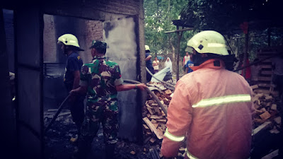 RUMAH OVEN KAYU DI SRAGEN TERBAKAR PICU KERUGIAN RP75 JUTA RUMAH OVEN KAYU DI SRAGEN TERBAKAR PICU KERUGIAN RP75 JUTA