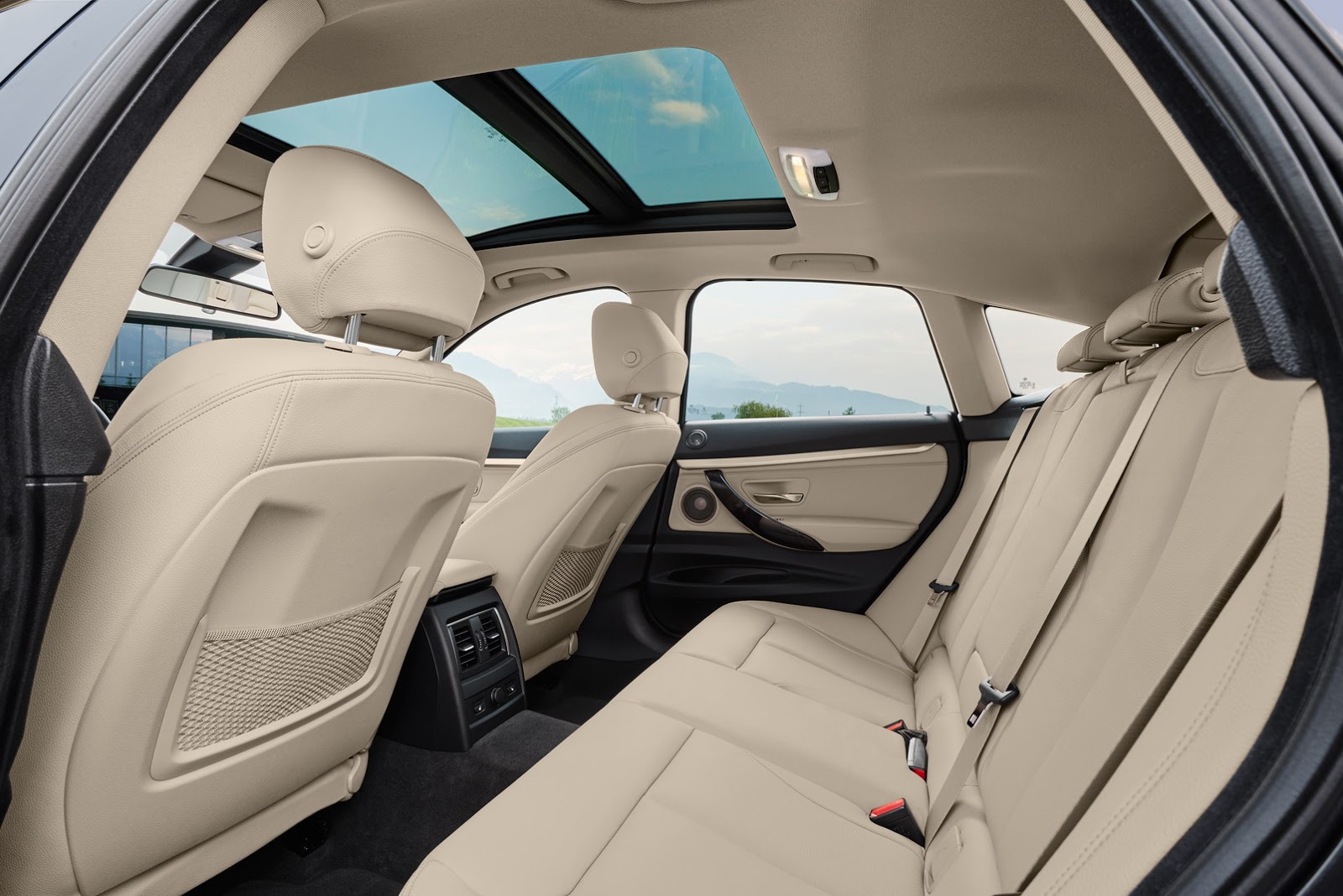 2017-BMW-3-Series-GT-32.jpg