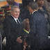 Saludo entre Barack Obama y Raúl Castro en el funeral de Mandela