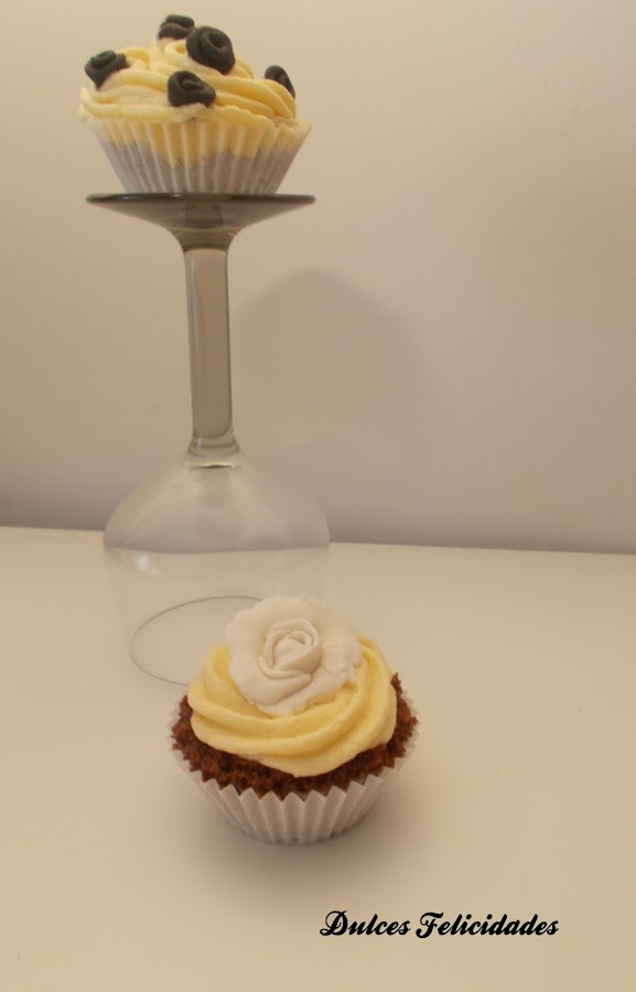 Cupcakes de super chocolate con buttercream de chocolate blanco
