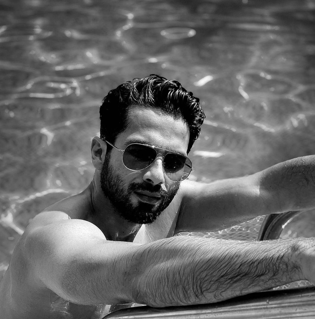 Shirtless Bollywood Men: Man Crush Monday: Shaid Kapoor in the pool