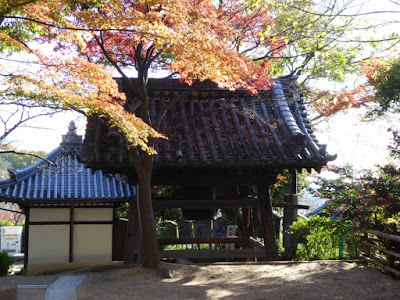 野崎観音・慈眼寺（じげんじ）の紅葉　つり鐘