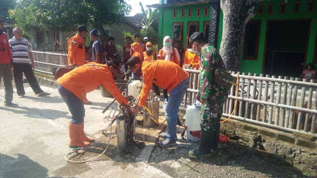 Kebersamaan Babinsa Koramil Ngrampal dan Relawan Laksanakan Penyemprotan Disinfektan