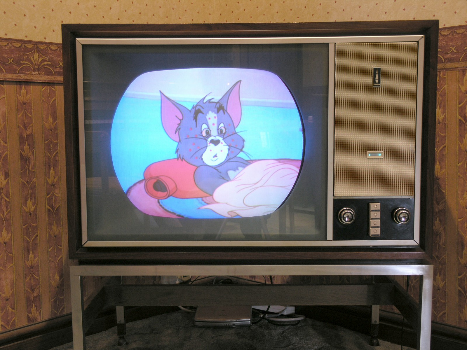 Телевизор стали. RCA CT-100 телевизор. Цветной телевизор. Цветное Телевидение. Разноцветный телевизор.