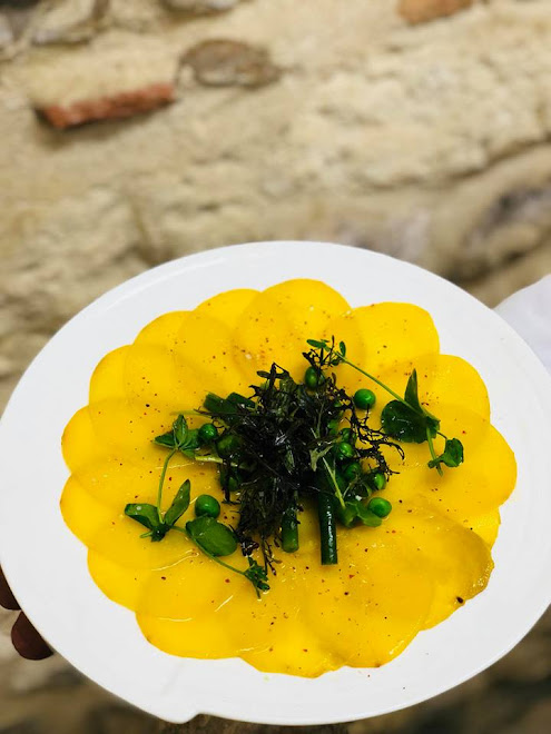 Carpaccio de betteraves jaunes, petits légumes, pousse de moutarde