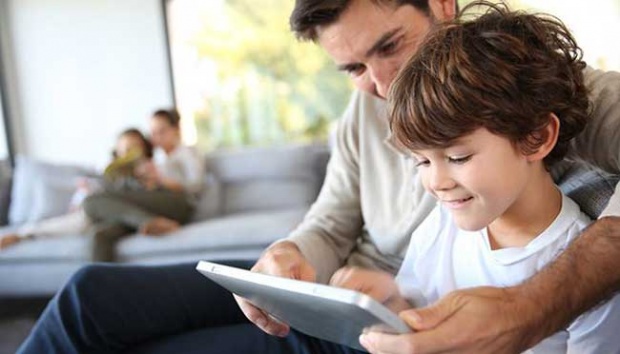 Temani anak saat mengakses internet Temani anak saat mengakses internet
