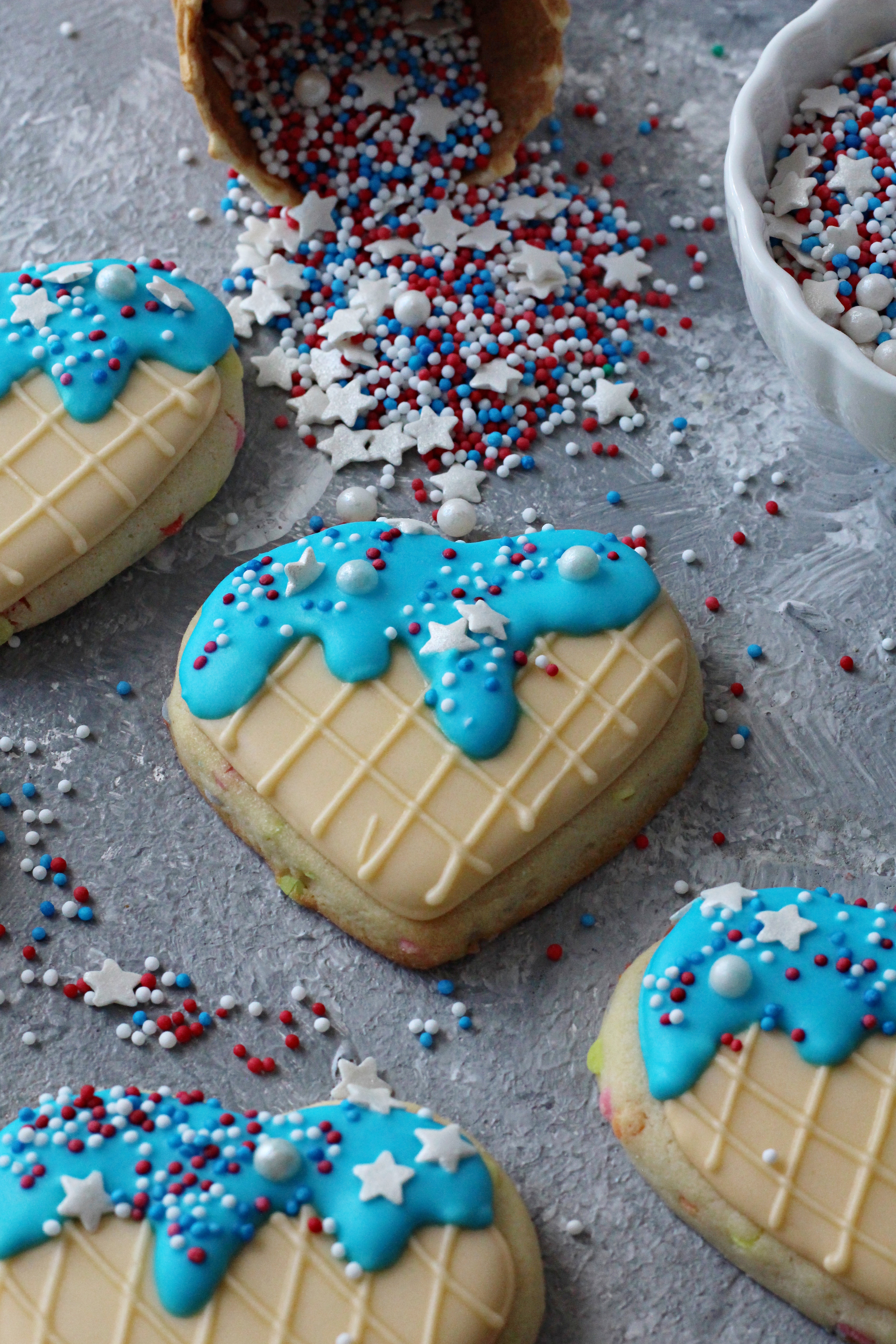 Funfetti cut out cookies in Herzform einfache Herzkekse mit Royal Icing als Eis dekoriert